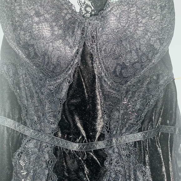 Black Velvet and Lace Garter Slip - Picture 5 of 6